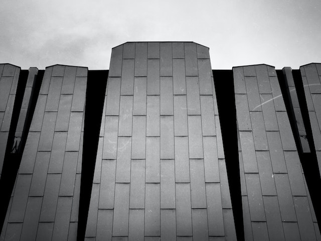 Qual a altura e largura da parede de uma casa?